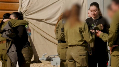 Hamás propustil v rámci dohody o příměří další čtyři izraelské rukojmí, Izrael propustil všech 200 palestinských vězňů