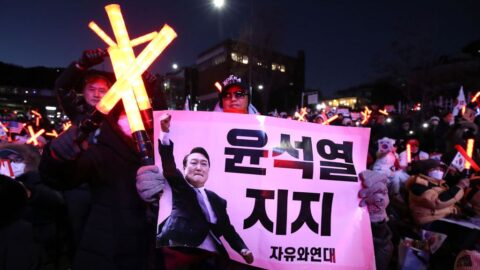 Jihokorejský prezident Jun Sok-jol už třetím dnem vzdoruje zatčení