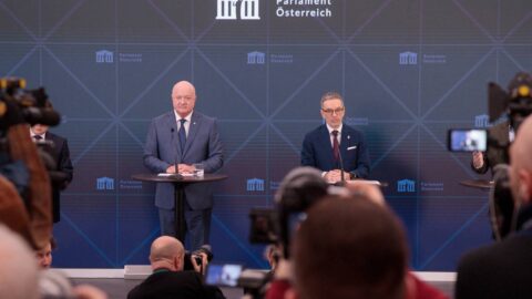 Svobodní a lidovci v Rakousku hlásí pokrok v koaličních jednáních, dohodli se na rozpočtu