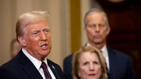 Trump plánuje po nástupu do úřadu podepsat přibližně 100 výkonných nařízení