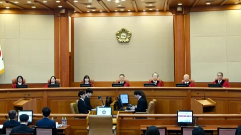 Vyšetřovatelé zatkli jihokorejského prezidenta a předvedli ho k výslechu