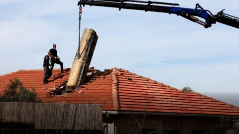 Den v obrazech: Uvízlá raketa na střeše v Izraeli, Nová syrská armáda a Záchrana nelegálních horníků