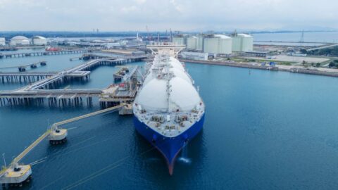 EU zvažuje restrikce na ruský hliník a omezování dovozu ruského LNG, uvedl Bloomberg