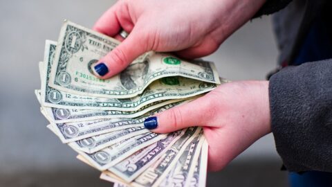 Lidé, kteří dostávají nepodmíněný příjem, mají tendenci pracovat méně, zjistil další výzkum