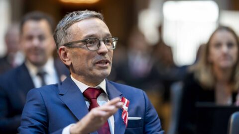 Rakouský prezident se v pondělí kvůli vládní krizi sejde se šéfem svobodných
