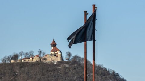 Někteří zranění z požáru v Mostě jsou už na standardním nemocničním oddělení, policie zná totožnost obětí požáru