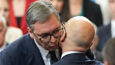 Srbský premiér Vučević oznámil odchod z funkce po týdnech protestů kvůli údajné korupci a fušerství čínských firem