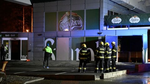 Policisté v noci zadrželi muže, který podle nich úmyslně zapálil bar ve Zlíně, hrozí mu 10 let vězení