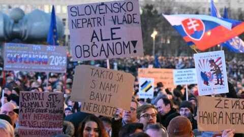 Tisíce Slováků demonstrovaly proti Ficově zahraniční politice