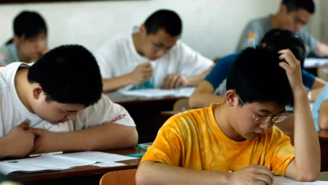 Nedávné zprávy o studentech, kteří se pokusili o sebevraždu, upozorňují na problémy v čínském vzdělávacím systému