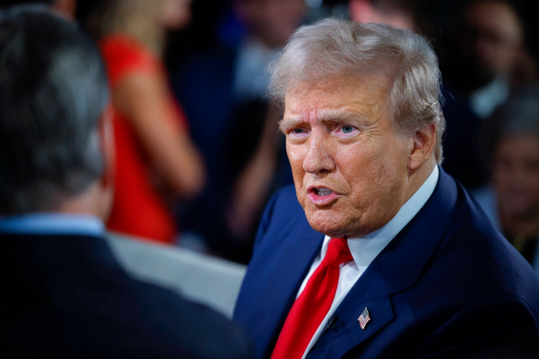 Tehdejší republikánský kandidát na prezidenta a bývalý prezident Donald Trump hovoří s moderátorem Fox News Seanem Hannitym v místnosti pro rozhovory poté, co Trump debatoval s demokratickou kandidátkou na prezidenta a viceprezidentkou Kamalou Harrisovou v Národním ústavním centru ve Filadelfii 10. září 2024. (Chip Somodevilla / Getty Images)