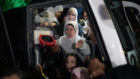 Izrael propustil 90 palestinských vězňů, žen a mladistvých, v rámci dohody s Hamásem