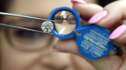 Diamantový kartel propadá panice