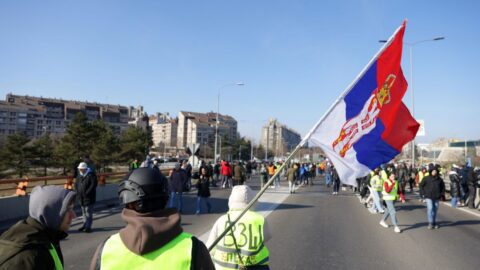Srbští studenti blokovali dopravu v Bělehradě i jinde, protestuje se už 100 dní
