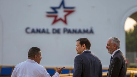 USA uvedly, že lodě jejich vlády mohou Panamský průplav využívat zdarma