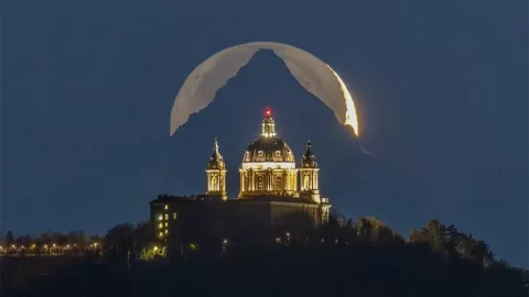 Katedrála, hora a měsíc v dokonale sladěném záběru. Výsledek je úchvatný!
