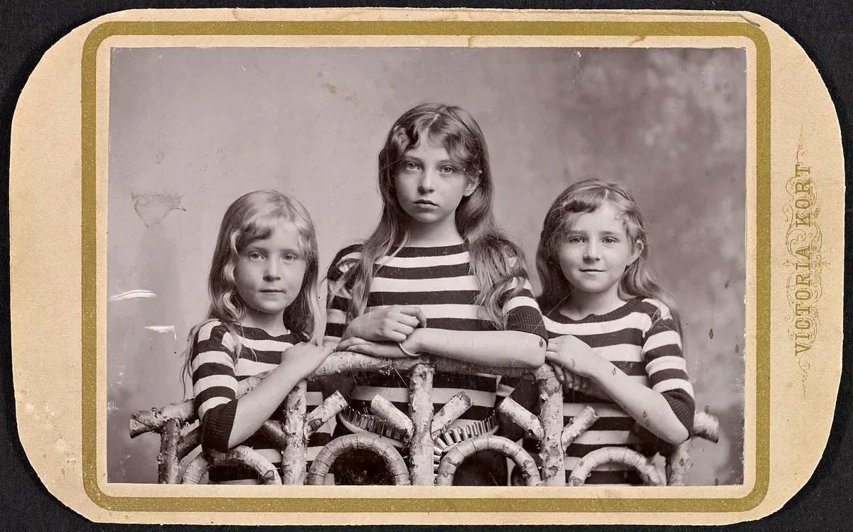 Sigrid Undsetová (uprostřed) se svými mladšími sestrami Signe a Ragnhildou na fotografii z roku 1894. (Public Domain)