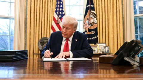 Trump dnes podepíše příkaz, který sníží ceny léků na předpis v USA až o 80 procent