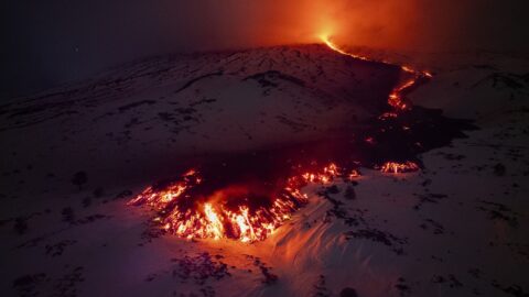 Den v obrazech: Erupce Etny, Zřícený most v Peru a Valentýnské oslavy