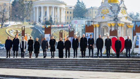 Den v obrazech: Západní lídři v Kyjevě, Setkání Trumpa s Macronem a Hromadný tanec Jhumurů