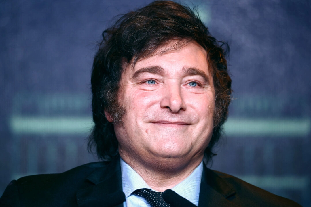 Nově zvolený argentinský prezident Javier Milei ze strany La Libertad Avanza po uzavření volebních místností ve druhém kole prezidentských voleb v Buenos Aires, 19. listopadu 2023. (Tomas Cuesta / Getty Images)