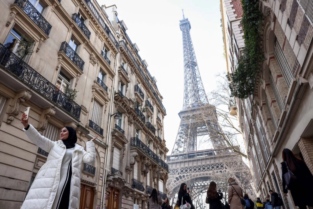 TuristkaTuristka si pořizuje selfie s dominantou Eiffelovy věže v Paříži, 19. února 2025. (Behrouz Mehri / AFP via Getty Images)
