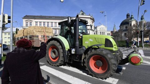 Zemědělci dnes budou protestovat proti dovozu potravin, na silnice vyjedou se stovkami traktorů
