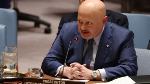 Hlavní prokurátor ICC Khan, vyšetřovaný ze sexuálního násilí, dočasně odstoupil