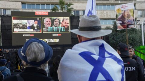 Z Pásma Gaza se vrátili tři rukojmí předaní Hamásem, Izrael propustil vězně