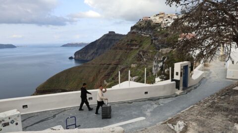Obyvatelé Santorini opouštějí ostrov v obavě před pokračujícím zemětřesením