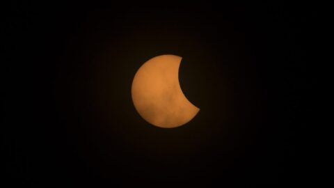 V sobotu můžeme pozorovat, jak se Měsíc zakousne do Slunce