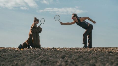 V legendární klauniádě i po letech prosvítá za smíchem a hravostí stále aktuální hlubší podtext