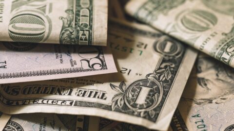 Celosvětový dluh vlád a firem loni překročil 100 bilionů USD, uvedla OECD