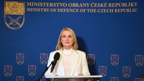 Černochová navštívila Ukrajinu, předala materiální pomoc vojákům z okolí Charkova