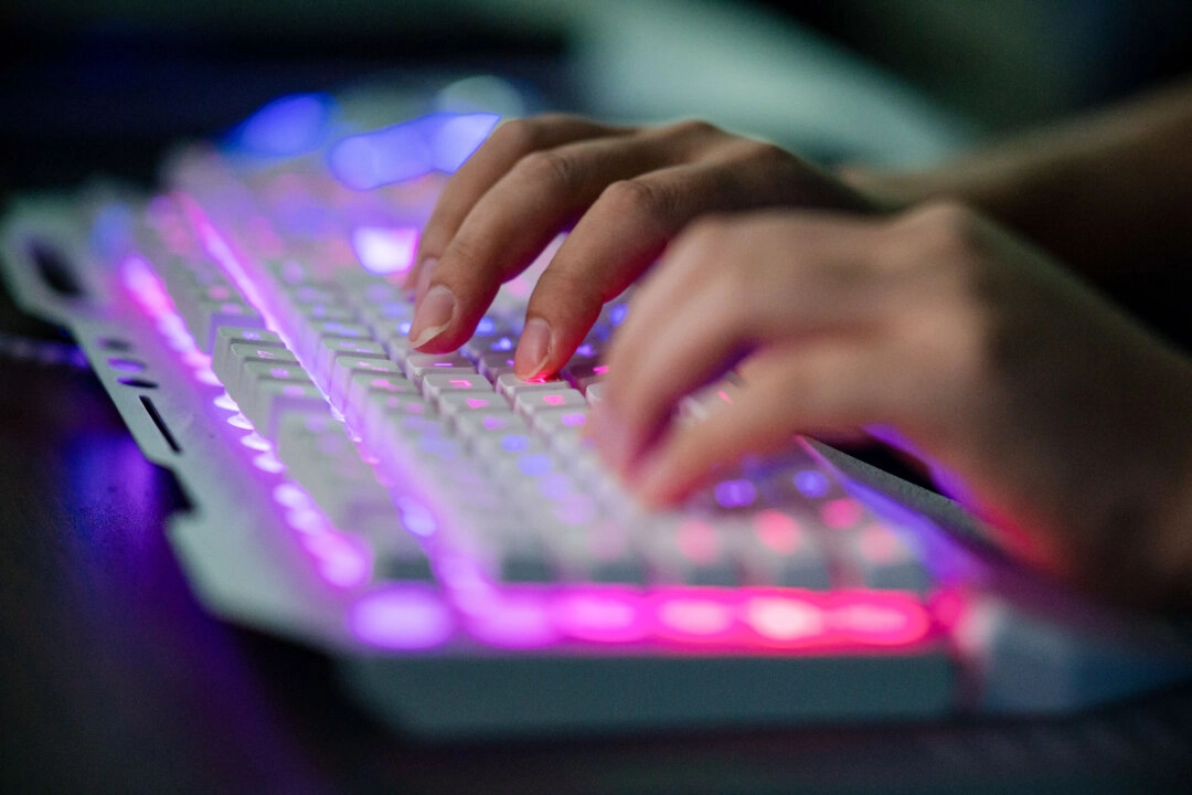 Nejmenovaný čínský hacker používá počítač v kanceláři v Dongguanu v čínské provincii Guangdong, 4. srpna 2020. (Nicolas Asfouri / AFP via Getty Images)