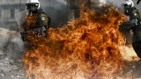 Den v obrazech: Protesty v Řecku, Zelenskyj v Bílém domě a Požár ve Španělsku