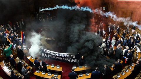 Den v obrazech: Chaos v srbském parlamentu, Začátek platnosti Trumpových cel a Palačinkový závod v Londýně