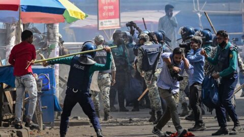 Den v obrazech: Policie rozehnala shromáždění v Bangladéši, Cyklón v Austrálii, Přistání testovacího letu amerických vesmírných sil