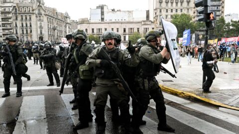 Den v obrazech: Protesty v Argentině, Rukojmí ve vlaku v Pákistánu a Květy sakur v Japonsku