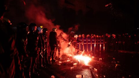 Den v obraze: Protesty v Turecku, Požár v Londýně a Výbuch sopky v Indonésii