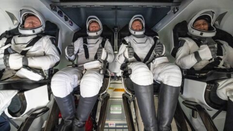 Astronauti, kteří uvázli na ISS, úspěšně přistáli na Zemi