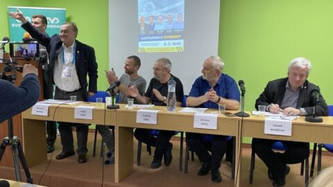 Svobodní uspořádali konferenci na zhodnocení „covidové diktatury“, volají po vyšetřovací komisi