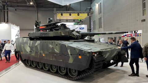 Česko podle Černochové ušetří při nákupu se Slovenskem u obrněnců CV90 půl miliardy Kč
