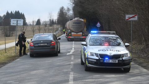 Hasiči vyklízejí v Poličce halu po výbuchu, objekt je podle statika nebezpečný