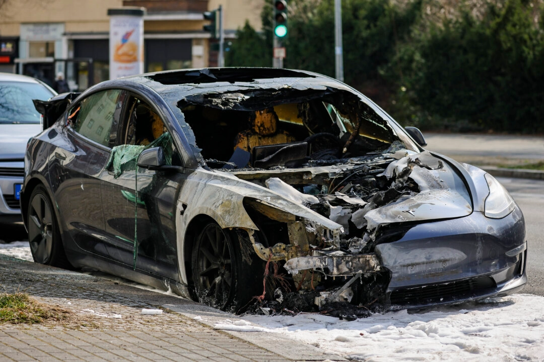 Ohořelé zbytky elektromobilu Tesla v berlínské čtvrti Steglitz, 14. března 2025. (Omer Messinger / Getty Images)