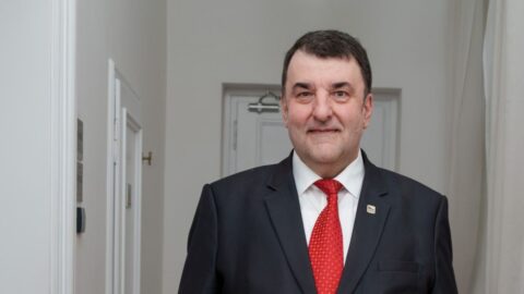 Česko má odejít z organizace Intersputnik; posoudí to poslanci a senátoři