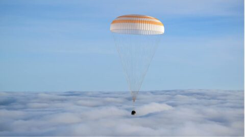 V Kazachstánu přistála trojice astronautů z ISS, včetně 70letého Američana