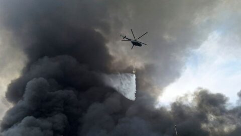 Počet mrtvých po explozi v íránském přístavu vzrostl na 28, zraněných je tisíc