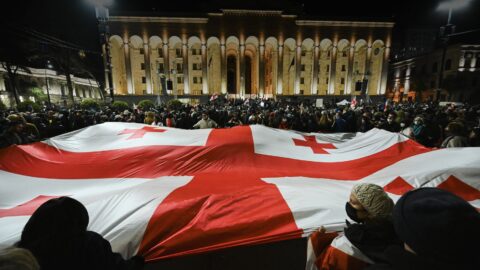 Den v obrazech: Protesty v Gruzii, Proces s Marine Le Penovou a Sezóna třešňových květů