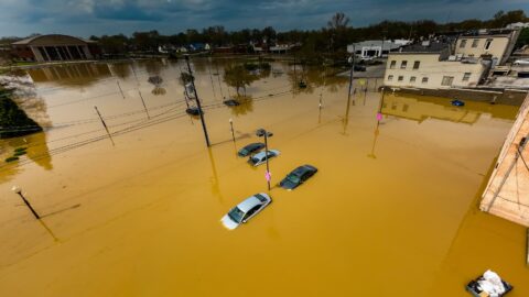 Den v obrazech: Záplavy v Kentucky, Zemětřesení v Barmě a Protesty v Itálii